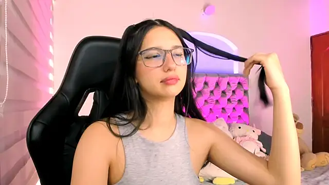 Snapshot of Luniverse chatting on 4, 12, 2025 Luniverse online show from 4, 12, 2025