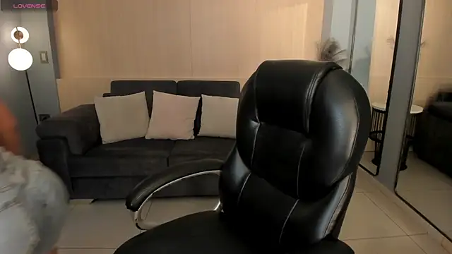 MiaRoberts1 online show from 5, 12, 2025