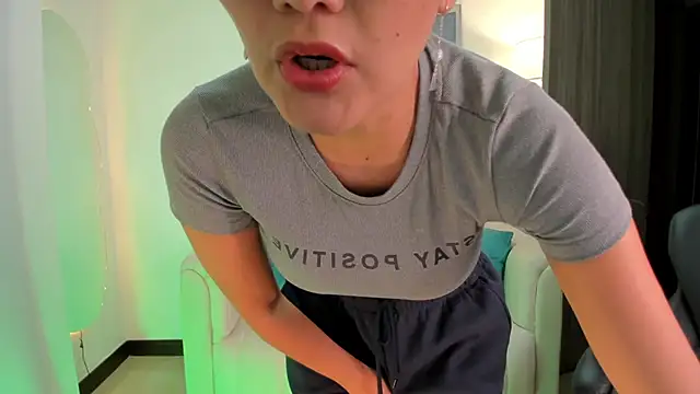 Snapshot of SaraParker_ chatting on 13, 10, 2025 SaraParker online show from 13, 10, 2025