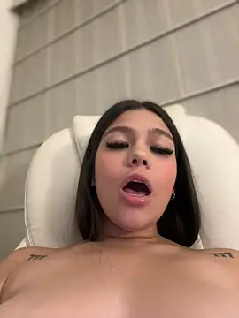 Snapshot of Alyshanon18 chatting on 15, 2, 2025 Alyshanon18 online show from 15, 2, 2025