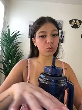 Snapshot of Alyshanon18 chatting on 31, 10, 2025 Alyshanon18 online show from 31, 10, 2025