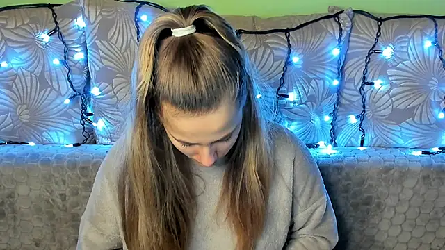 Snapshot of MaggieCake chatting on 3, 12, 2024 MaggieCake online show from 3, 12, 2024