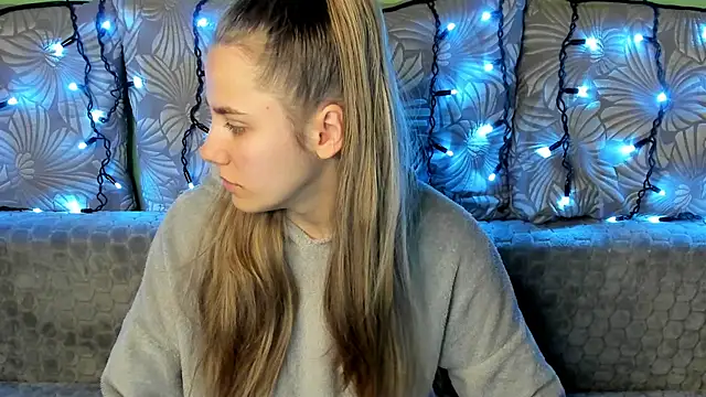 Snapshot of MaggieCake chatting on 5, 12, 2024 MaggieCake online show from 5, 12, 2024