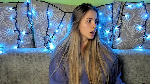 Snapshot of MaggieCake chatting on 10, 12, 2024 MaggieCake online show from 10, 12, 2024