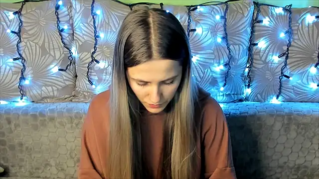 Snapshot of MaggieCake chatting on 3, 1, 2025 MaggieCake online show from 3, 1, 2025