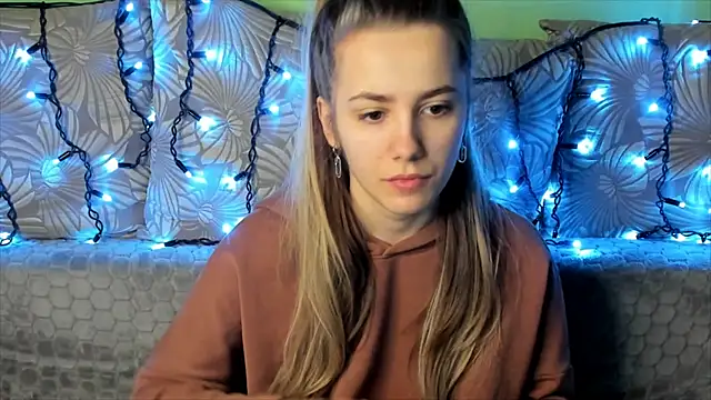 Snapshot of MaggieCake chatting on 5, 1, 2025 MaggieCake online show from 5, 1, 2025