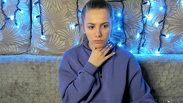 Snapshot of MaggieCake chatting on 12, 1, 2025 MaggieCake online show from 12, 1, 2025