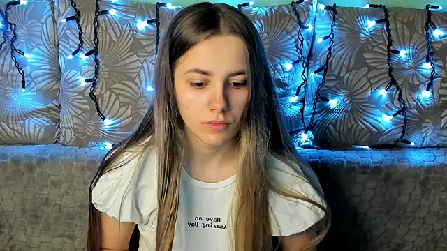 Snapshot of MaggieCake chatting on 4, 3, 2025 MaggieCake online show from 4, 3, 2025