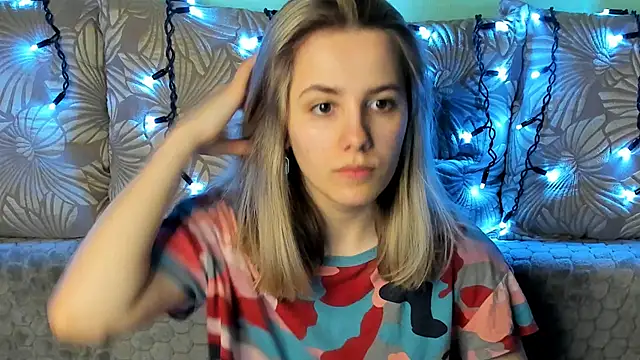 Snapshot of MaggieCake chatting on 8, 3, 2025 MaggieCake online show from 8, 3, 2025