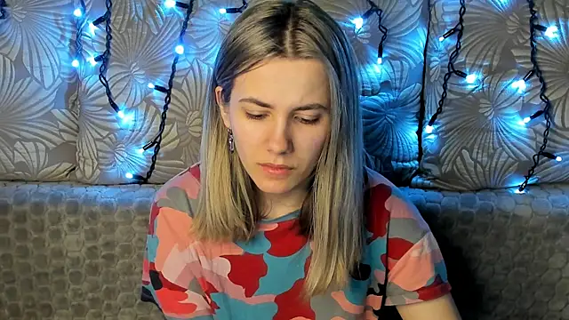 Snapshot of MaggieCake chatting on 12, 3, 2025 MaggieCake online show from 12, 3, 2025