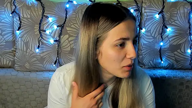 Snapshot of MaggieCake chatting on 15, 10, 2025 MaggieCake online show from 15, 10, 2025