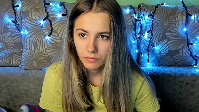 Snapshot of MaggieCake chatting on 4, 11, 2025 MaggieCake online show from 4, 11, 2025