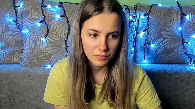 Snapshot of MaggieCake chatting on 5, 11, 2025 MaggieCake online show from 5, 11, 2025