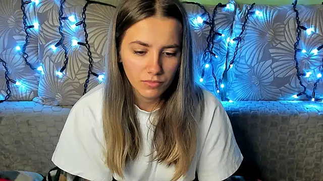 Snapshot of MaggieCake chatting on 12, 11, 2025 MaggieCake online show from 12, 11, 2025