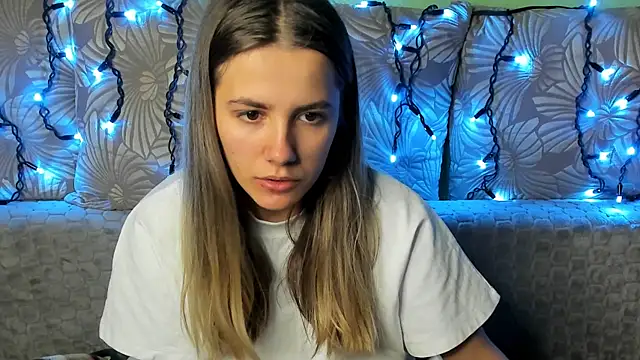 Snapshot of MaggieCake chatting on 13, 11, 2025 MaggieCake online show from 13, 11, 2025