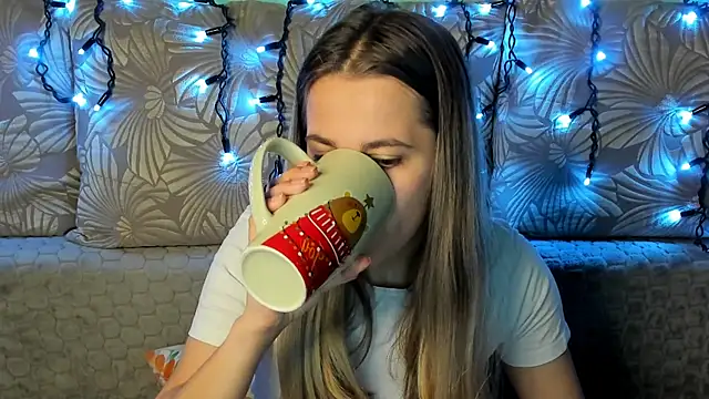 Snapshot of MaggieCake chatting on 2, 12, 2025 MaggieCake online show from 2, 12, 2025