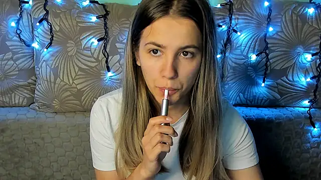 Snapshot of MaggieCake chatting on 3, 12, 2025 MaggieCake online show from 3, 12, 2025