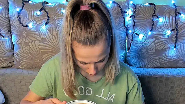 Snapshot of MaggieCake chatting on 14, 12, 2025 MaggieCake online show from 14, 12, 2025