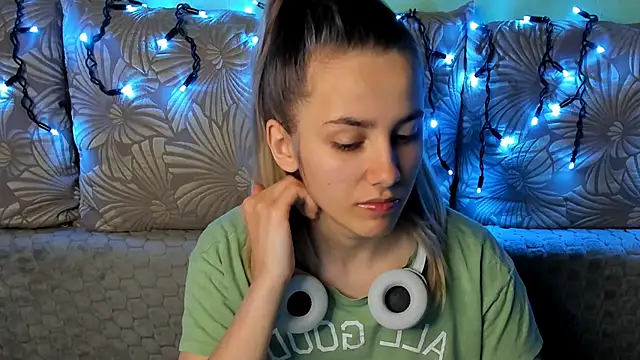 Snapshot of MaggieCake chatting on 15, 12, 2025 MaggieCake online show from 15, 12, 2025