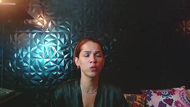 PINK  LOLA1 online show from 4, 12, 2025