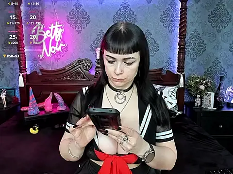 Snapshot of BettyNoir chatting on 4, 10, 2025 BettyNoir online show from 4, 10, 2025