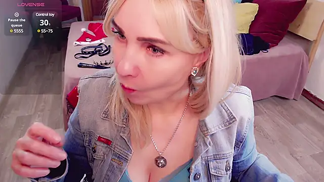 Snapshot of _unique_cam_ chatting on 6, 1, 2025 unique cam online show from 6, 1, 2025