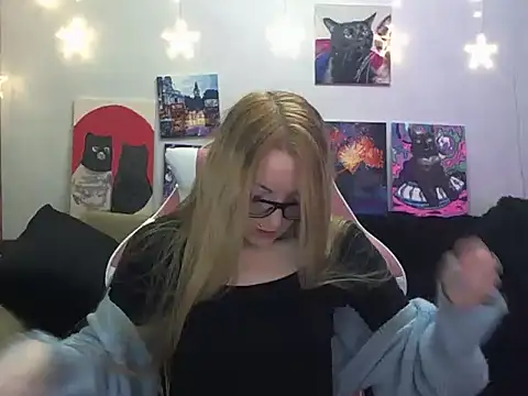 Snapshot of SecretSophia chatting on 7, 11, 2025 SecretSophia online show from 7, 11, 2025