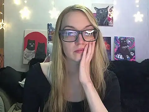 Snapshot of SecretSophia chatting on 4, 12, 2025 SecretSophia online show from 4, 12, 2025