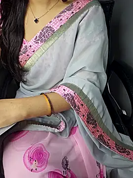 Snapshot of aliyaah_singh chatting on 28, 10, 2025 aliyaah singh online show from 28, 10, 2025