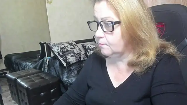 Snapshot of Frau_Marta chatting on 4, 11, 2025 Frau Marta online show from 4, 11, 2025