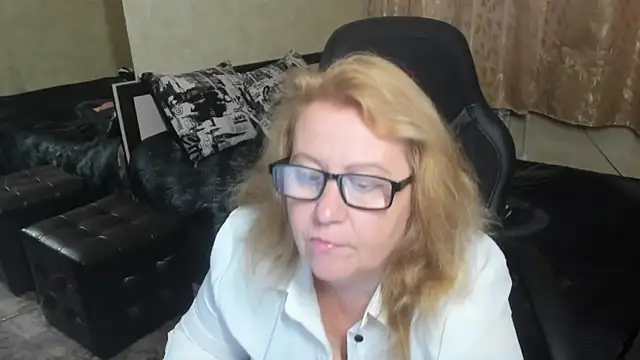 Snapshot of Frau_Marta chatting on 8, 11, 2025 Frau Marta online show from 8, 11, 2025