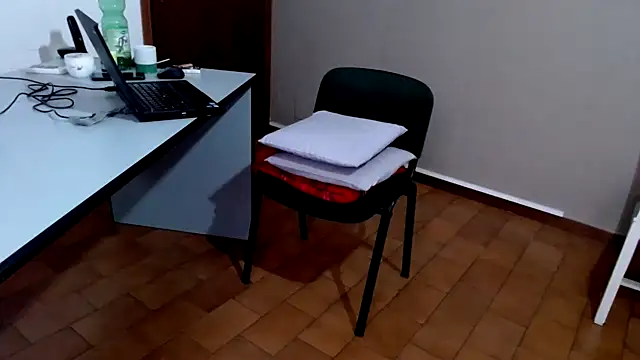 Snapshot of Miss-Mikaele chatting on 5, 12, 2025 Miss-Mikaele online show from 5, 12, 2025