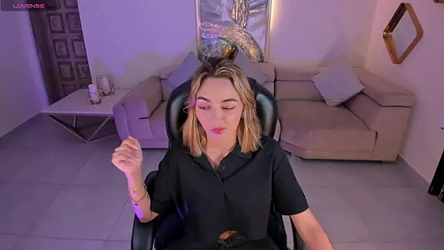 Snapshot of MelissaMoore_ chatting on 20, 11, 2025 MelissaMoore online show from 20, 11, 2025