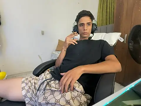 Snapshot of Max_TheHorseDick chatting on 3, 1, 2025 Max TheHorseDick online show from 3, 1, 2025