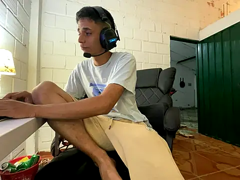 Snapshot of Max_TheHorseDick chatting on 25, 9, 2025 Max TheHorseDick online show from 25, 9, 2025