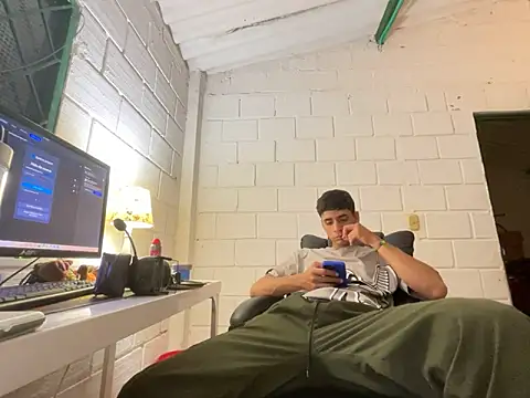 Snapshot of Max_TheHorseDick chatting on 4, 11, 2025 Max TheHorseDick online show from 4, 11, 2025