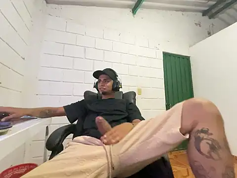 Snapshot of Max_TheHorseDick chatting on 8, 11, 2025 Max TheHorseDick online show from 8, 11, 2025