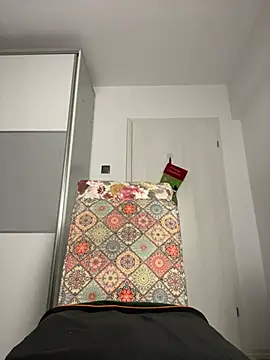 snow flakee online show from 5, 1, 2025