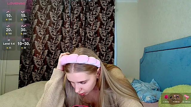 Adr1ana  online show from 3, 12, 2025