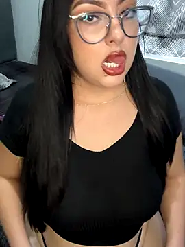 Snapshot of MileyGia chatting on 12, 10, 2025 MileyGia online show from 12, 10, 2025