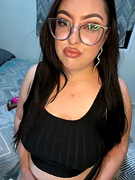 Snapshot of MileyGia chatting on 8, 11, 2025 MileyGia online show from 8, 11, 2025