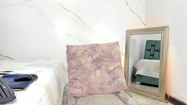 IsiisLovei online show from 10, 9, 2025