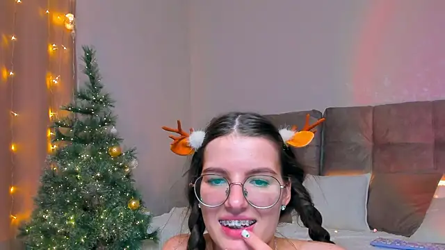 Snapshot of AriellaTesk chatting on 1, 1, 2025 AriellaTesk online show from 1, 1, 2025