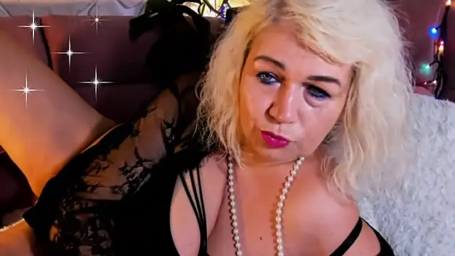 Snapshot of glamour_kitten chatting on 29, 10, 2025 glamour kitten online show from 29, 10, 2025