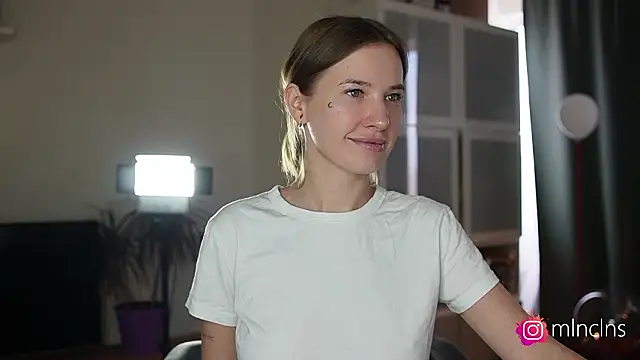 Snapshot of melanielwithu chatting on 18, 3, 2026 melanielwithu online show from 18, 3, 2026