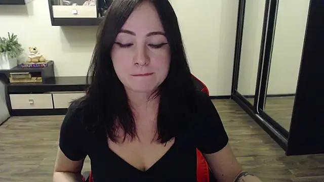 Snapshot of Laralianna chatting on 11, 10, 2025 Laralianna online show from 11, 10, 2025