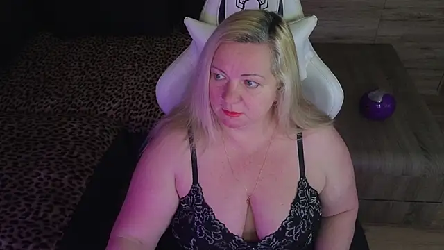 Snapshot of MolligSpielle chatting on 28, 10, 2025 MolligSpielle online show from 28, 10, 2025