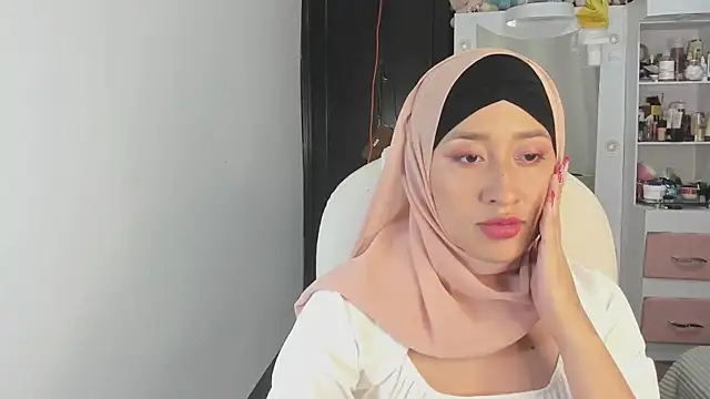 Snapshot of adila_anich chatting on 7, 1, 2025 adila anich online show from 7, 1, 2025