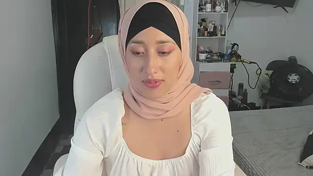 Snapshot of adila_anich chatting on 7, 1, 2025 adila anich online show from 7, 1, 2025