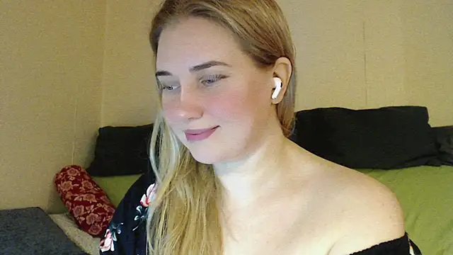 Snapshot of mmmPinUpGirl chatting on 28, 10, 2025 mmmPinUpGirl online show from 28, 10, 2025